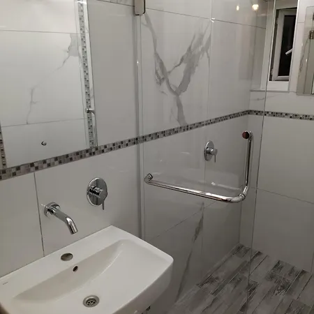 Seafront Apartment - Sleeps 13 - Parking - Balcony *