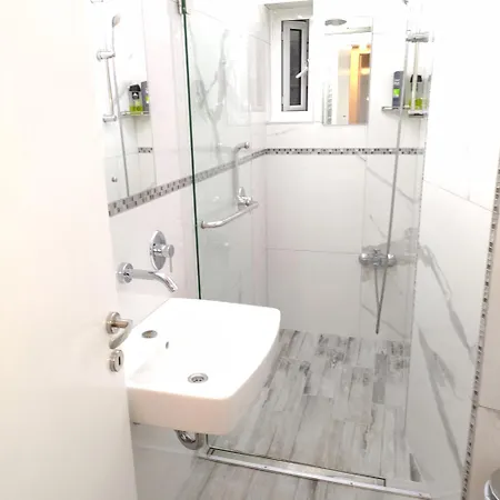 Seafront Apartment - Sleeps 13 - Parking - Balcony Θεσσαλονίκη
