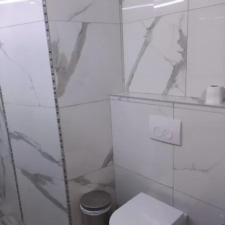 Seafront Apartment - Sleeps 13 - Parking - Balcony Διαμέρισμα