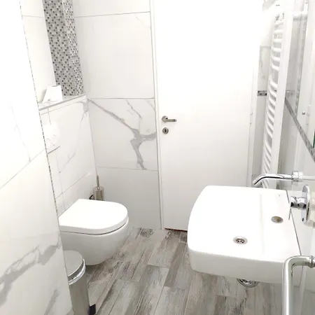 Διαμέρισμα Seafront Apartment - Sleeps 13 - Parking - Balcony