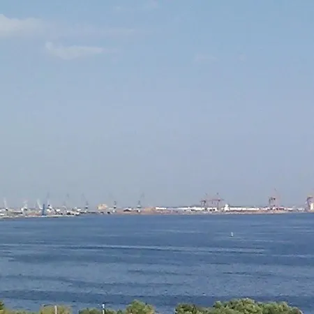 Seafront Apartment - Sleeps 13 - Parking - Balcony Διαμέρισμα *