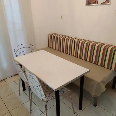 Seafront Apartment - Sleeps 13 - Parking - Balcony Apartament *