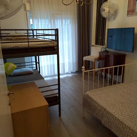 Seafront Apartment - Sleeps 13 - Parking - Balcony *