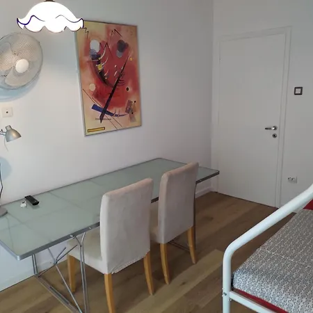 Seafront Apartment - Sleeps 13 - Parking - Balcony Saloniki