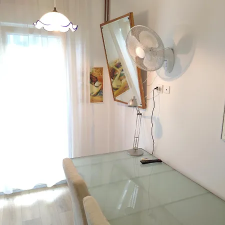 Seafront Apartment - Sleeps 13 - Parking - Balcony