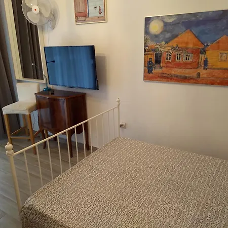 Daire Seafront Apartment - Sleeps 13 - Parking - Balcony