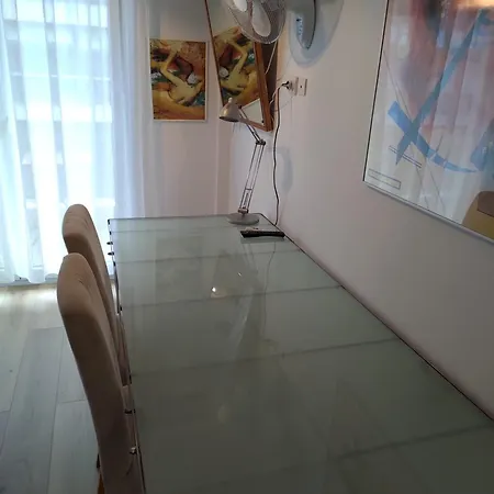 Seafront Apartment - Sleeps 13 - Parking - Balcony Διαμέρισμα *