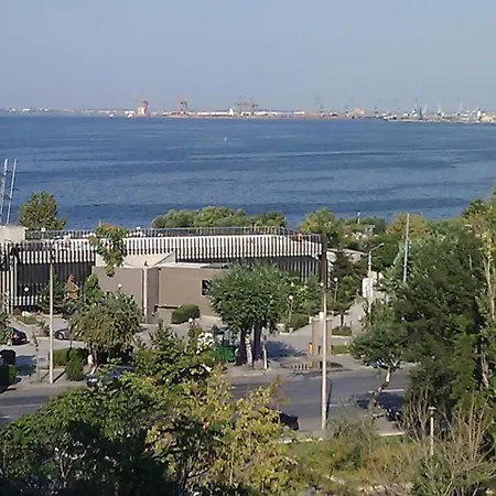 Seafront Apartment - Sleeps 13 - Parking - Balcony Daire Selanik