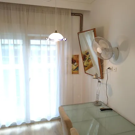 Seafront Apartment - Sleeps 13 - Parking - Balcony *