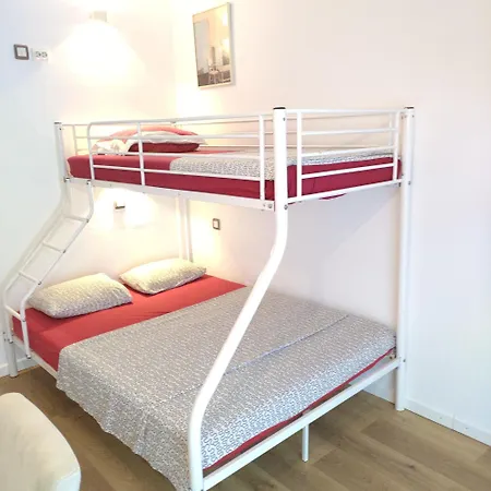 Seafront Apartment - Sleeps 13 - Parking - Balcony