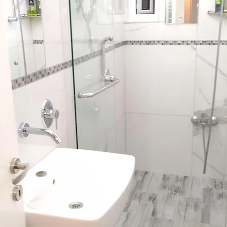 Διαμέρισμα Seafront Apartment - Sleeps 13 - Parking - Balcony *