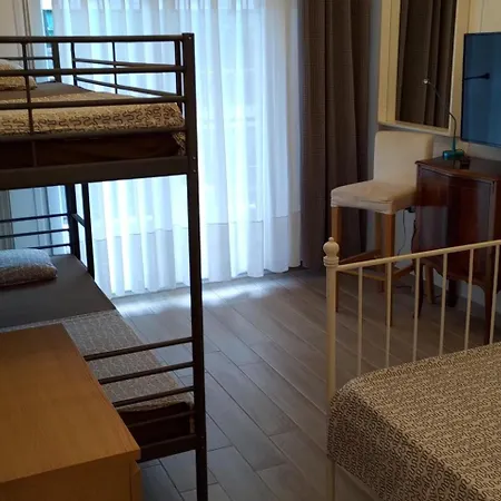 Seafront Apartment - Sleeps 13 - Parking - Balcony Διαμέρισμα Θεσσαλονίκη