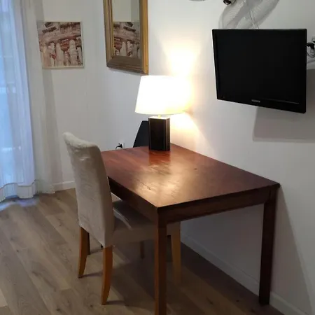 Seafront Apartment - Sleeps 13 - Parking - Balcony *