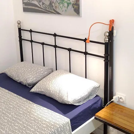 Seafront Apartment - Sleeps 13 - Parking - Balcony Selanik