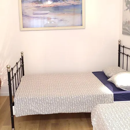 Seafront Apartment - Sleeps 13 - Parking - Balcony * Θεσσαλονίκη