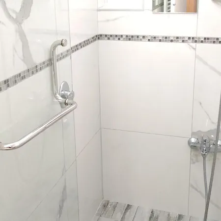 Seafront Apartment - Sleeps 13 - Parking - Balcony Διαμέρισμα