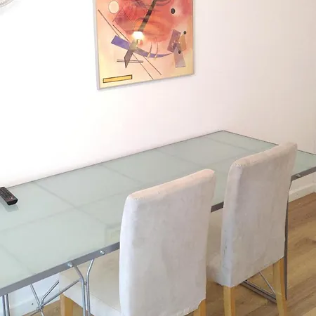 Seafront Apartment - Sleeps 13 - Parking - Balcony Daire *