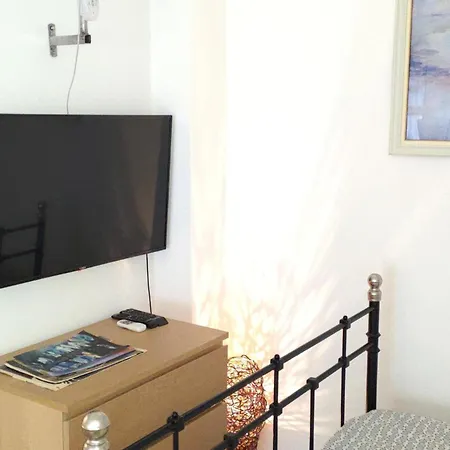 Seafront Apartment - Sleeps 13 - Parking - Balcony Apartament Saloniki