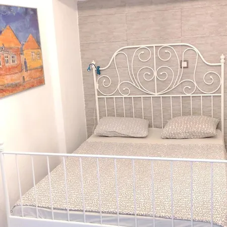 Seafront Apartment - Sleeps 13 - Parking - Balcony *